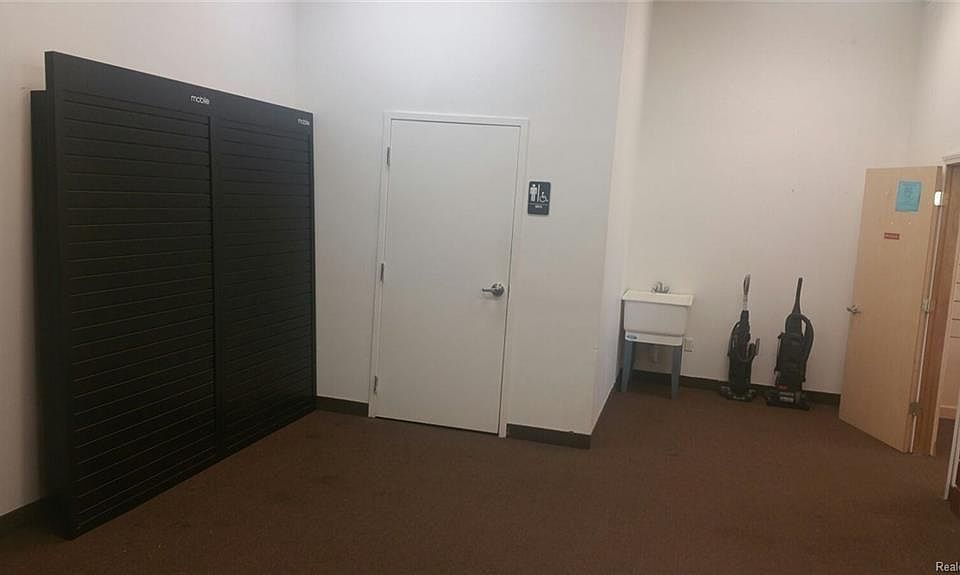 1st image of 2955 Oakwood Blvd