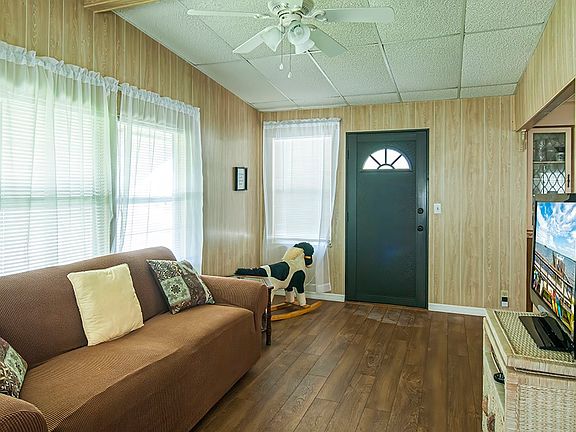 2nd image of 907 Oriole Cir