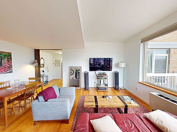 4th image of 201 W 72nd St APT 20D