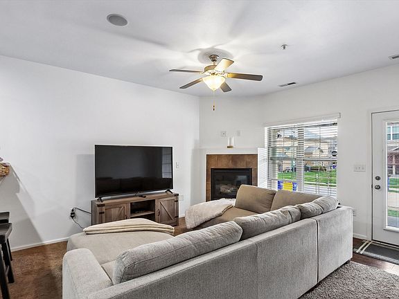 3rd image of 463 Cambria Dr