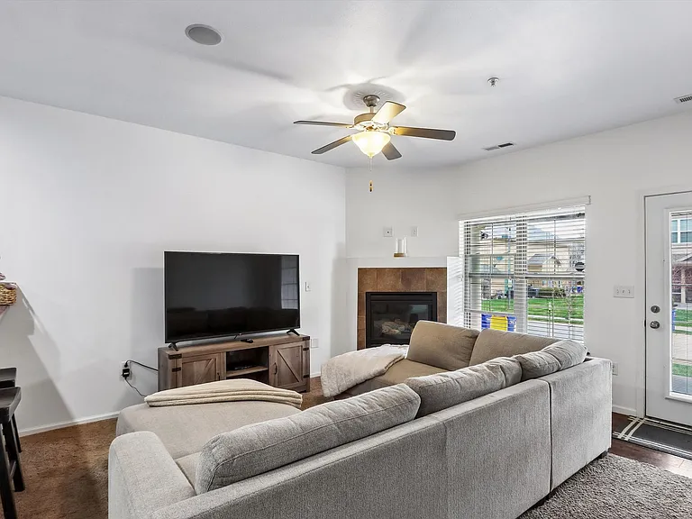 463 Cambria Dr — Photo 3