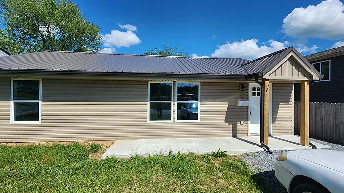 3 bed, 2.0 bath, 1200 sqft, $1,735 — Photo 2