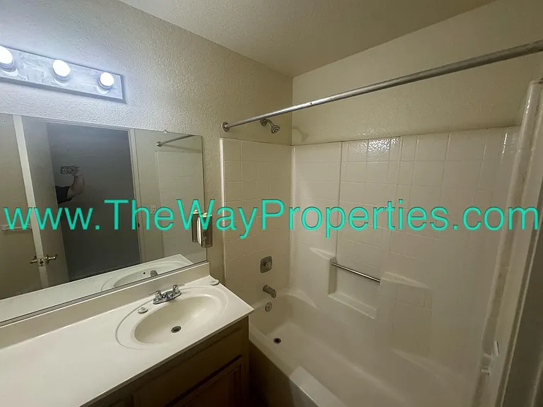10660 Cottonwood Ave — Photo 7
