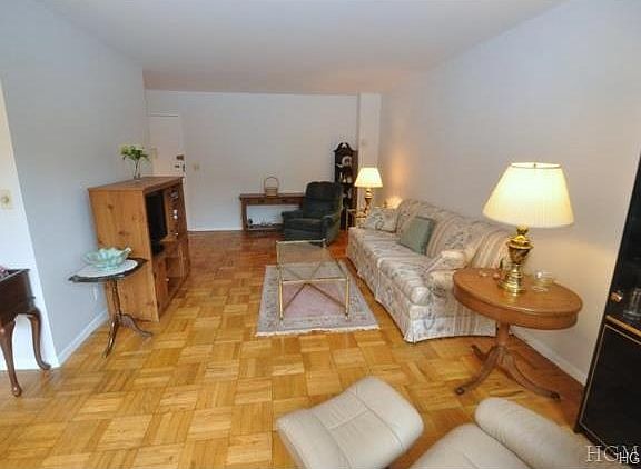 Bright and Sunny "L" shaped living room and dining room has cour