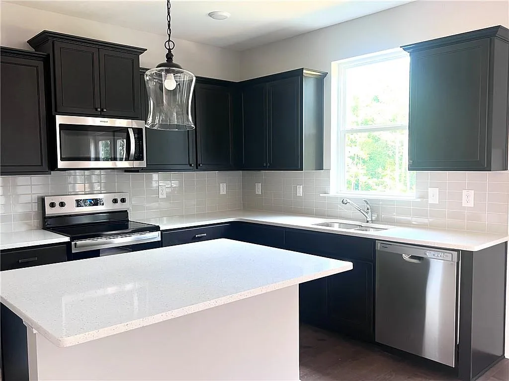 5 bed, 3.0 bath, 2502 sqft, $2,950 — Photo 2