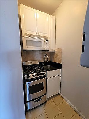 4th image of 496 Hudson St APT 8
