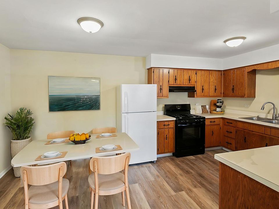 2466 Red Oak Trl, Crest Hill, IL 60403 | Zillow