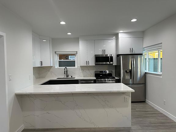 3rd image of 608 W Hillcrest Blvd #1/4