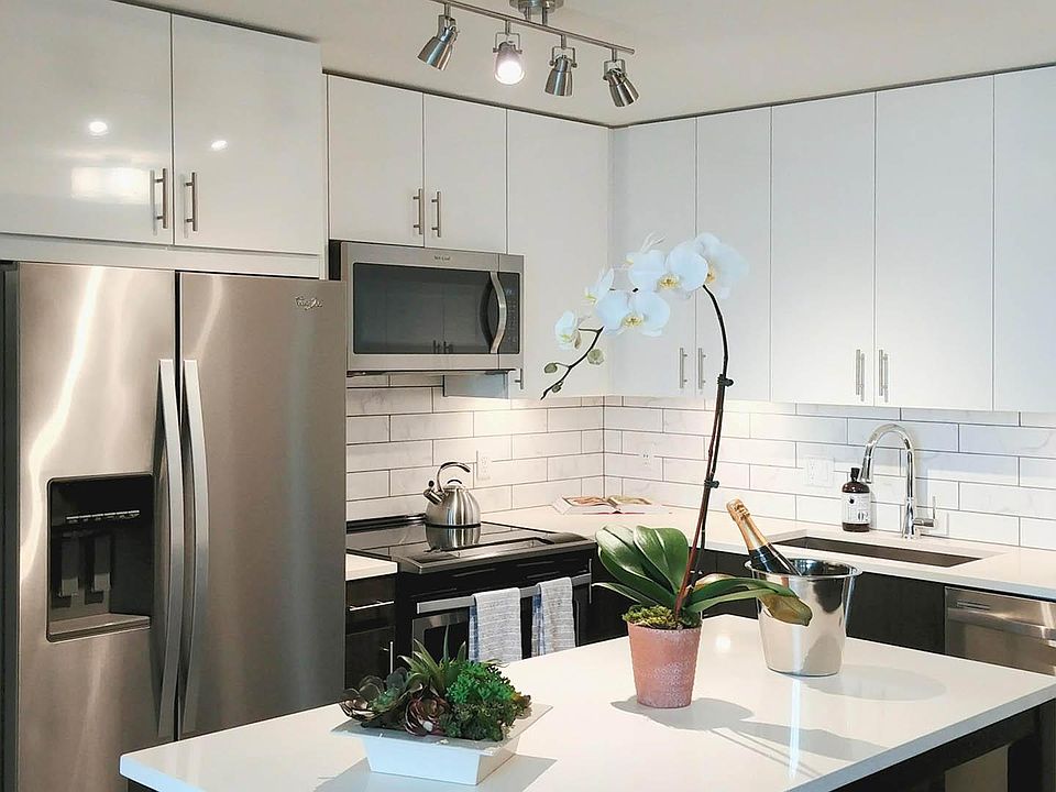 Gorgeous kitchen w/ quartz countertops!