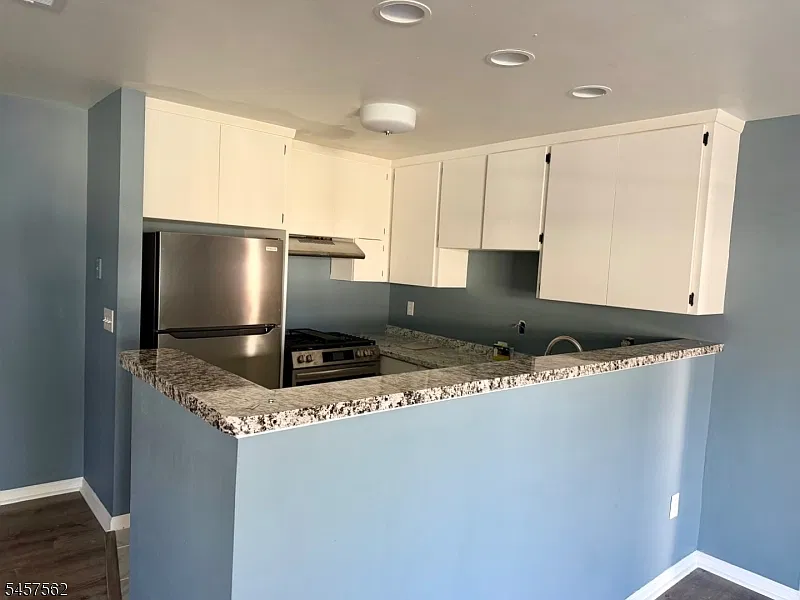 2 bed, 1.0 bath, $1,800 — Photo 2