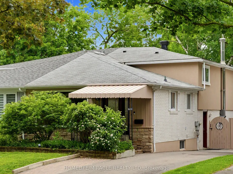1612 Wavell Cres