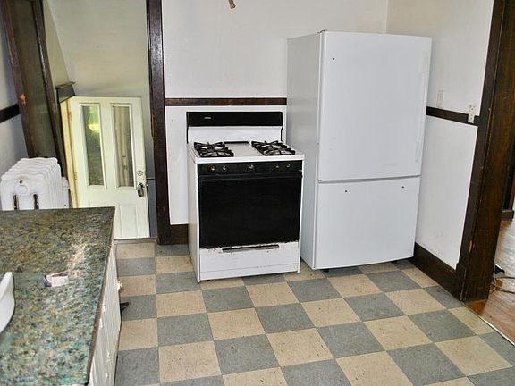 5th image of 724 9th Ave N