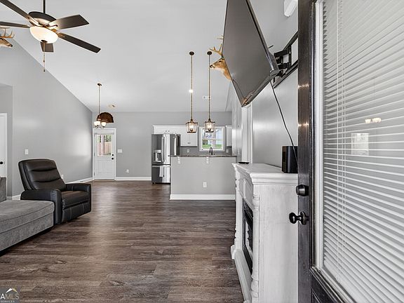 3rd image of 184 King Farm Rd