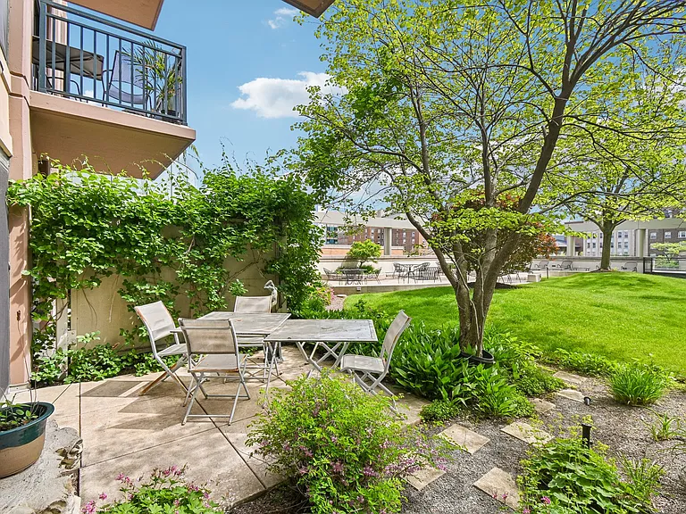 807 Davis St #314 — Photo 3
