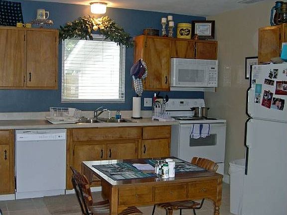 Eat-In Kitchen with Newer Appliances