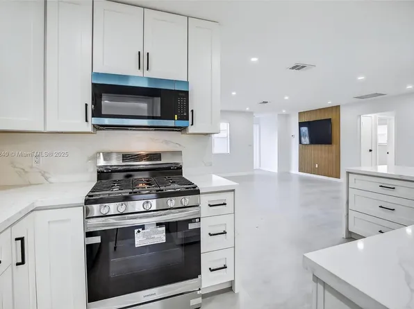 6861 NW 24th St, Sunrise, FL 33313