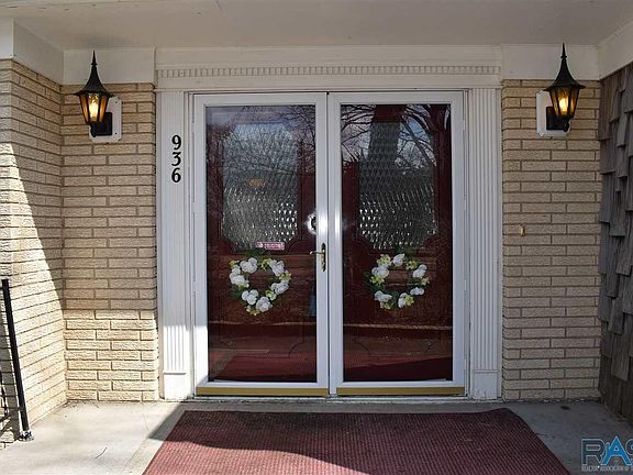 3rd image of 936 N Roosevelt Ave