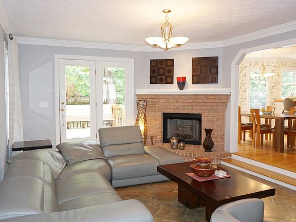 4th image of 1027 Harwich Dr
