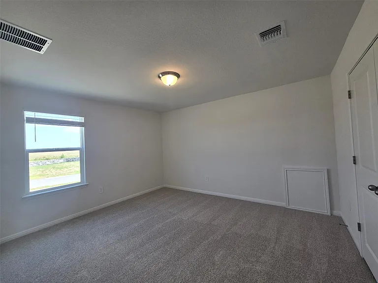 715 Universal Dr — Photo 28