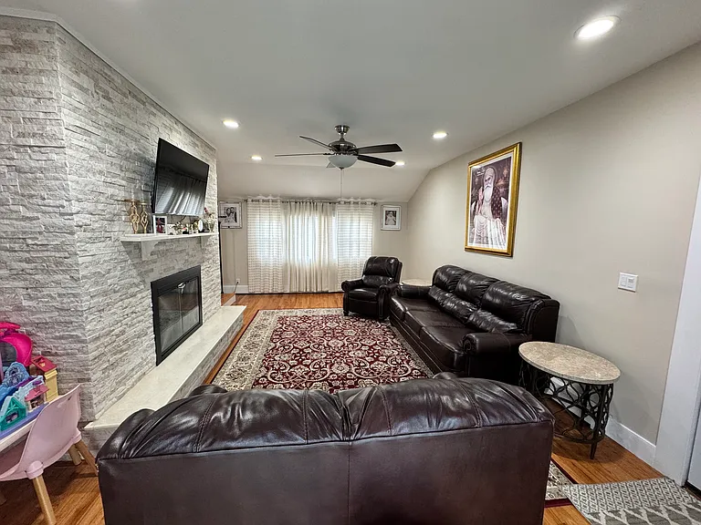 Arlene Dr — Photo 15