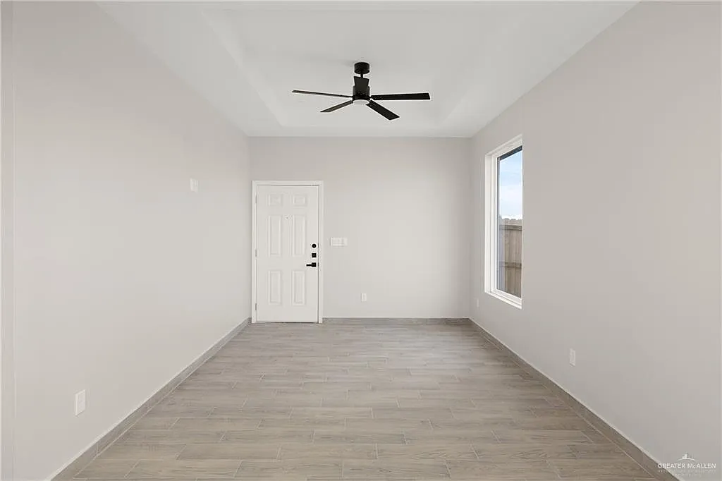 3 bed, 2.0 bath, 4400 sqft, $1,350 — Photo 4