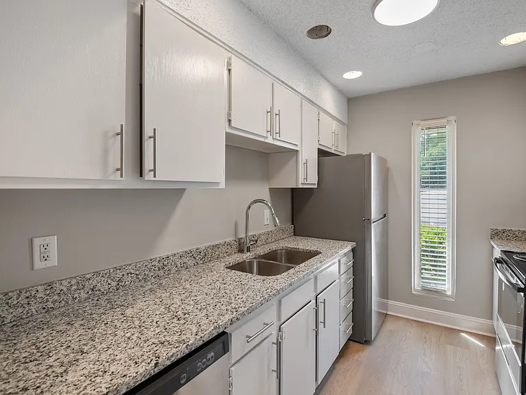 Colonial Pointe Apartments — Photo 9
