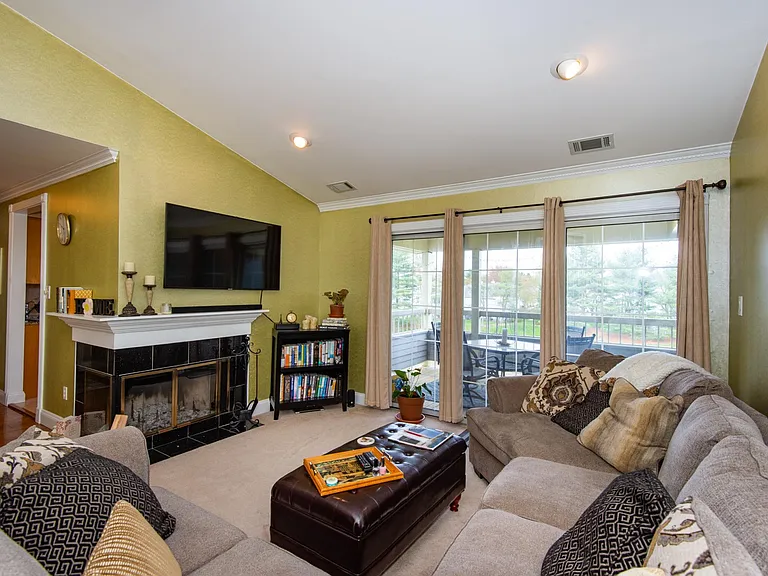 203 Salem Ct #10 — Photo 17