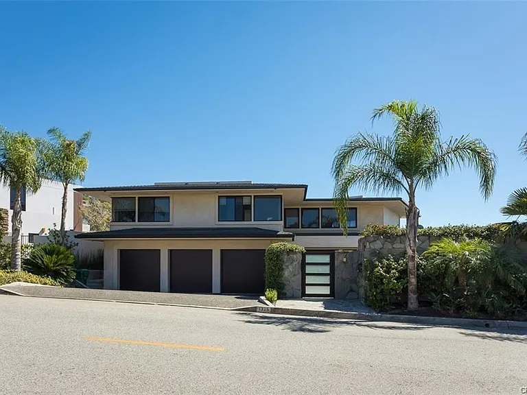 1326 Skyline Dr — Photo 2