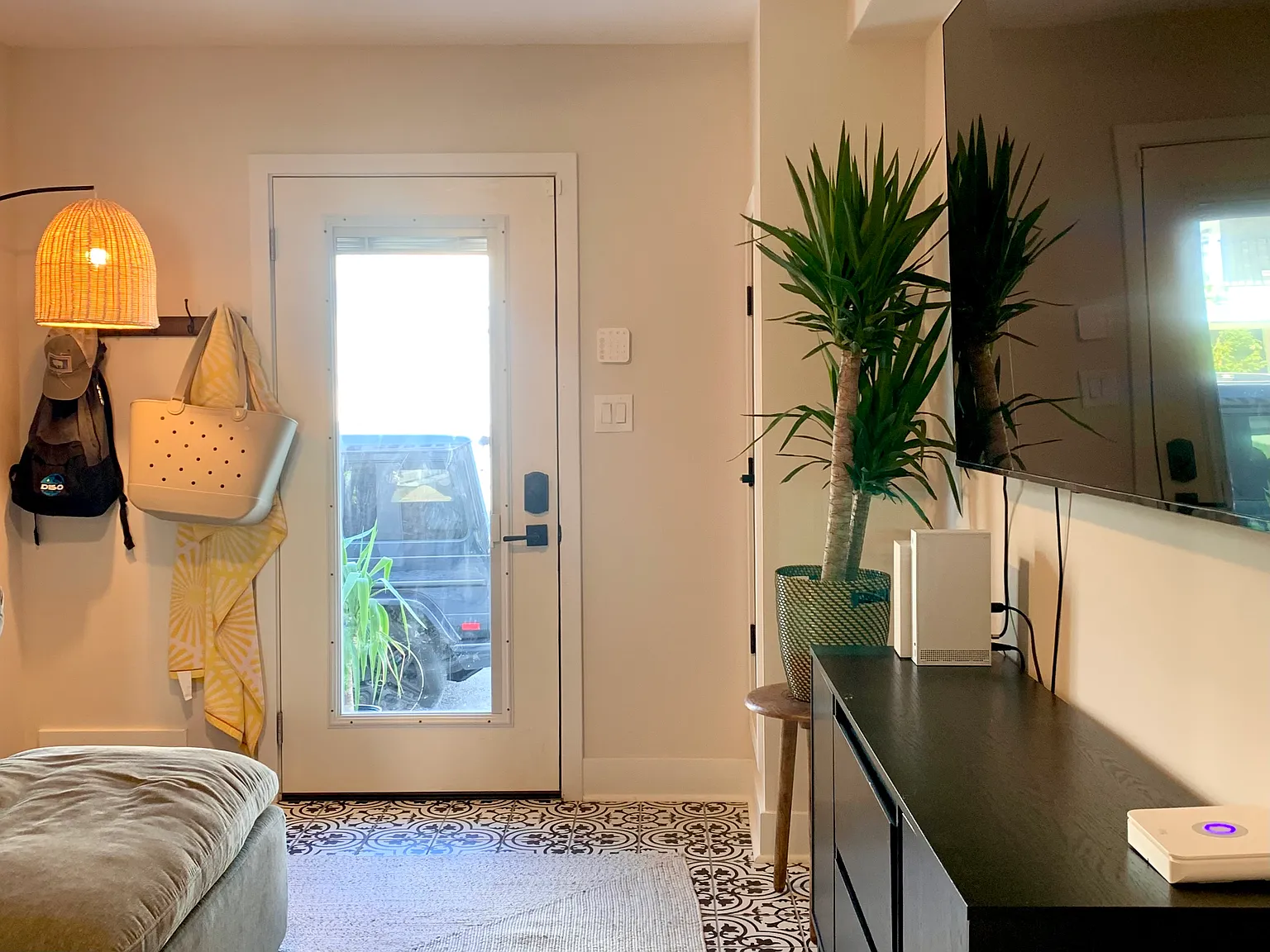 2 bed, 1.5 bath, 691 sqft, $1,600 — Photo 2