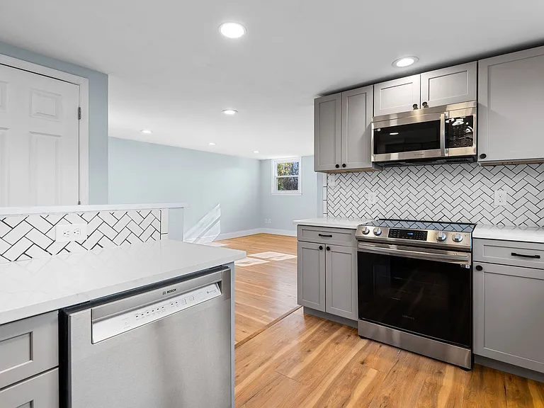 137 W Maryland Ave — Photo 2