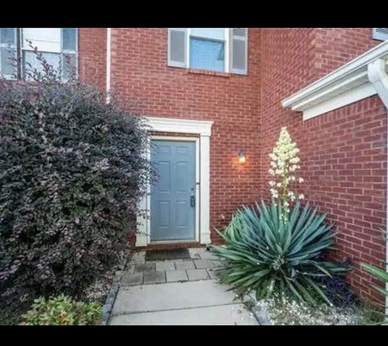 2 bed, 2.5 bath, 1272 sqft, $1,900 — Photo 1