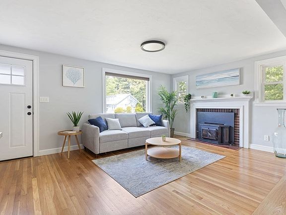 5th image of 149 Oak St