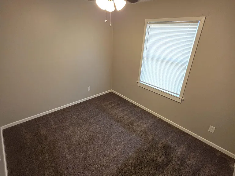 8 W Windsor Dr — Photo 13
