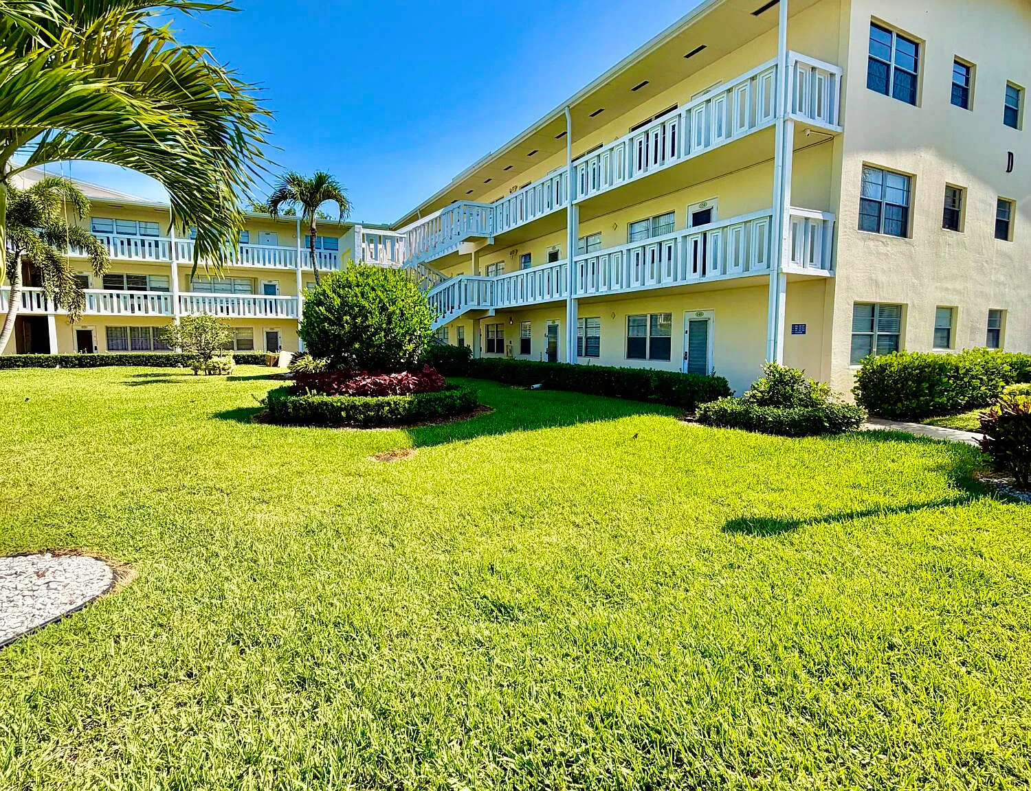2 bed, 1.5 bath, 835 sqft, $1,650 — Photo 1