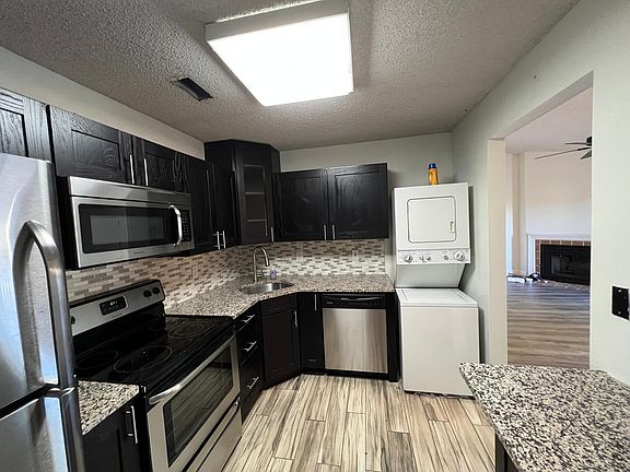 4th image of 1427 Peacock Ln