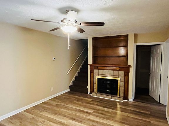 2nd image of 861B Park Pl NE