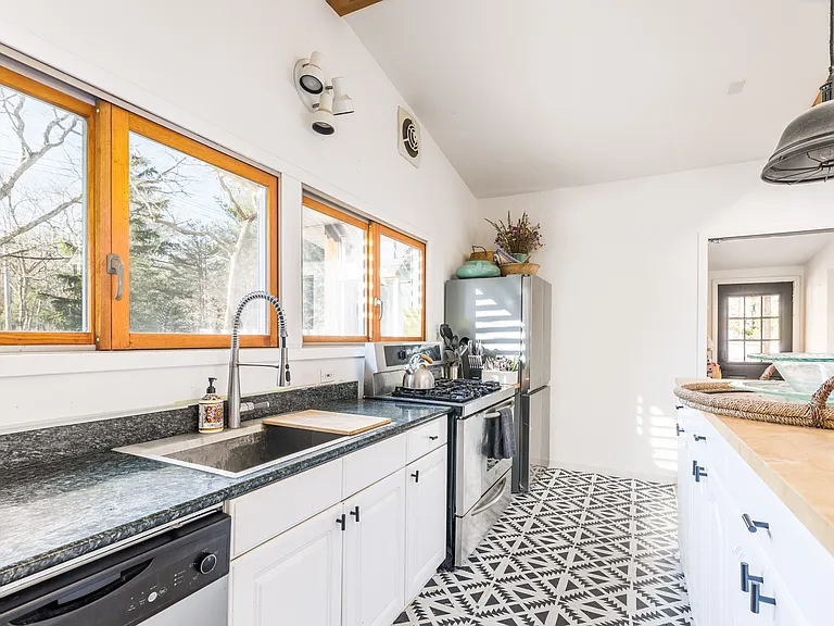 82 Springy Banks Rd — Photo 5