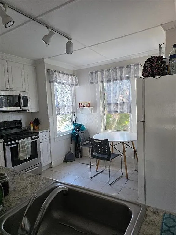 3 bed, 1.0 bath, 900 sqft, $2,850 — Photo 4