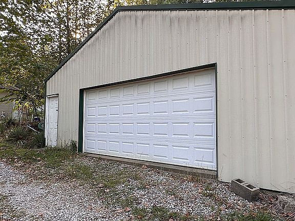 Large 30" x 40" Garage

