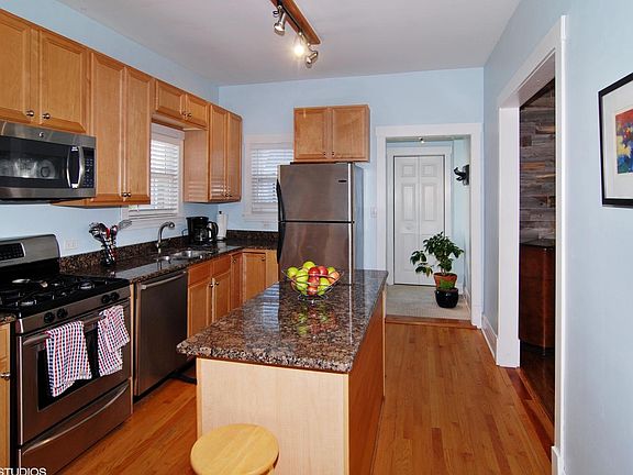 4th image of 906 S Highland Ave
