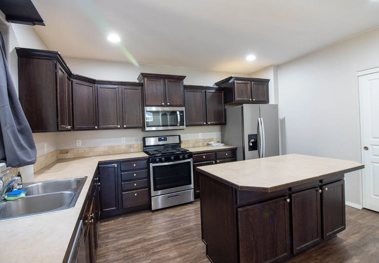 4 bed, 2.5 bath, 2069 sqft, $2,995 — Photo 4