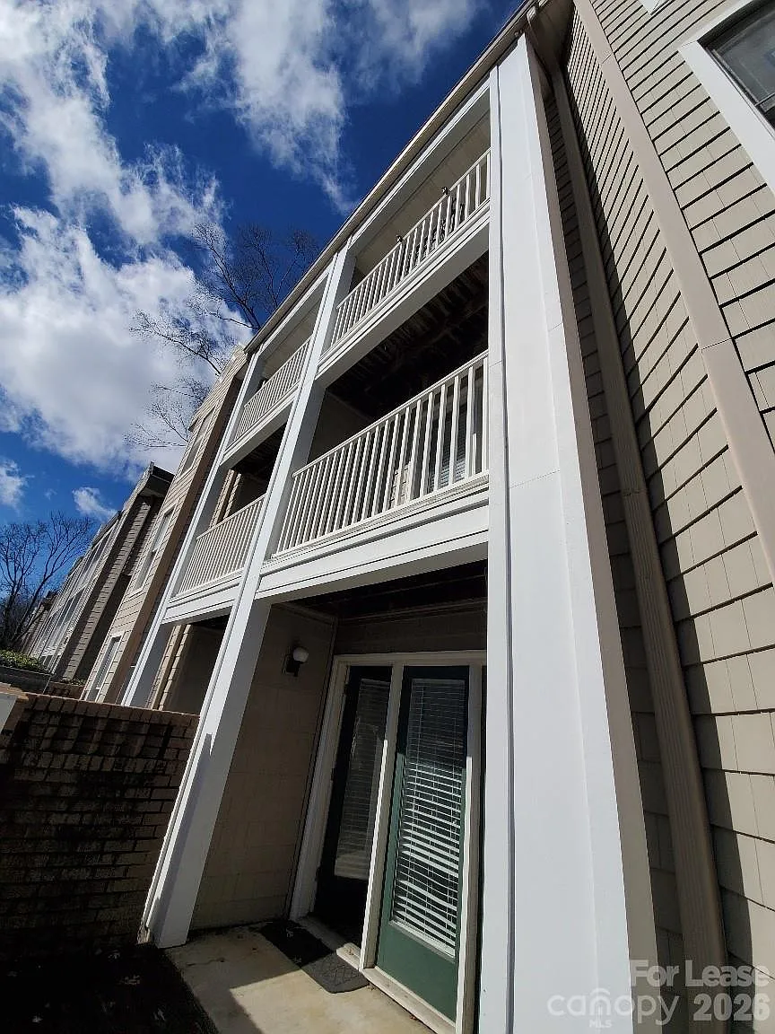 2 bed, 2.0 bath, 984 sqft, $1,950 — Photo 2