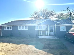 1305 Smythe St, Plainview, TX 79072