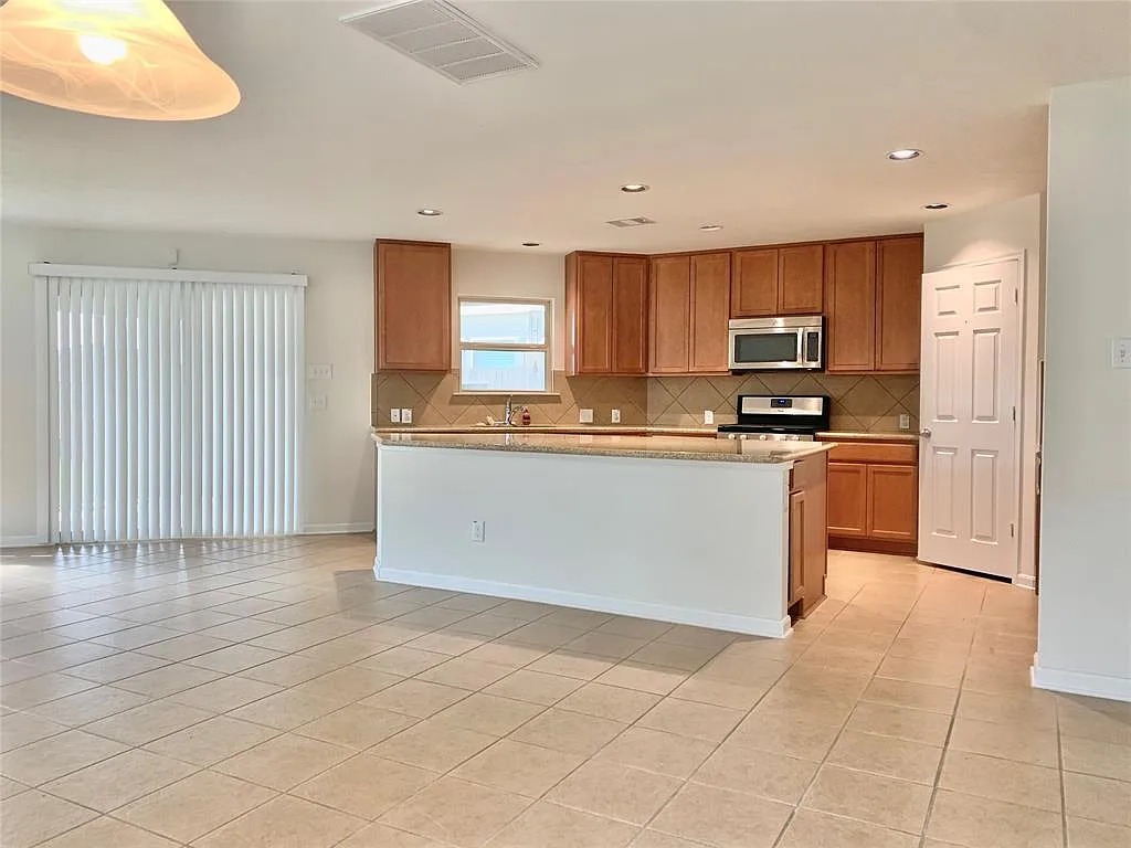 3 bed, 2.5 bath, 2271 sqft, $2,200 — Photo 4