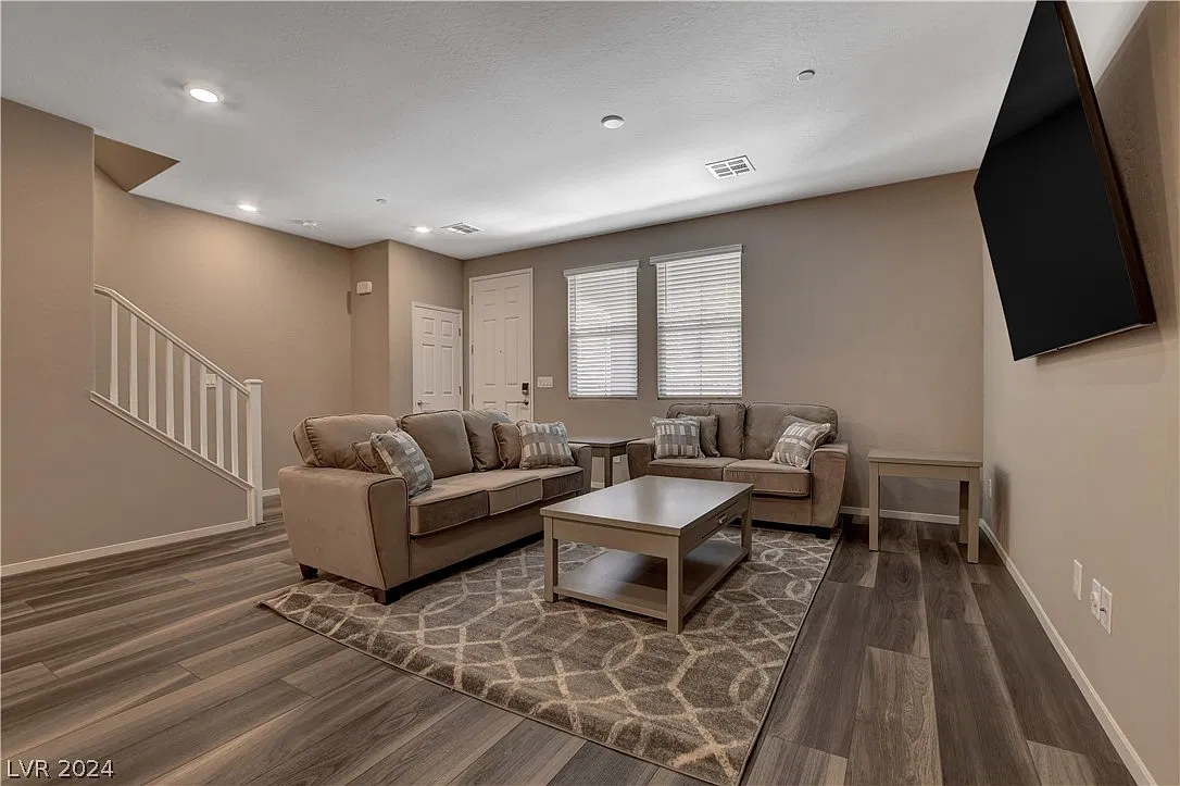 3 bed, 2.5 bath, 1499 sqft, $2,600 — Photo 3