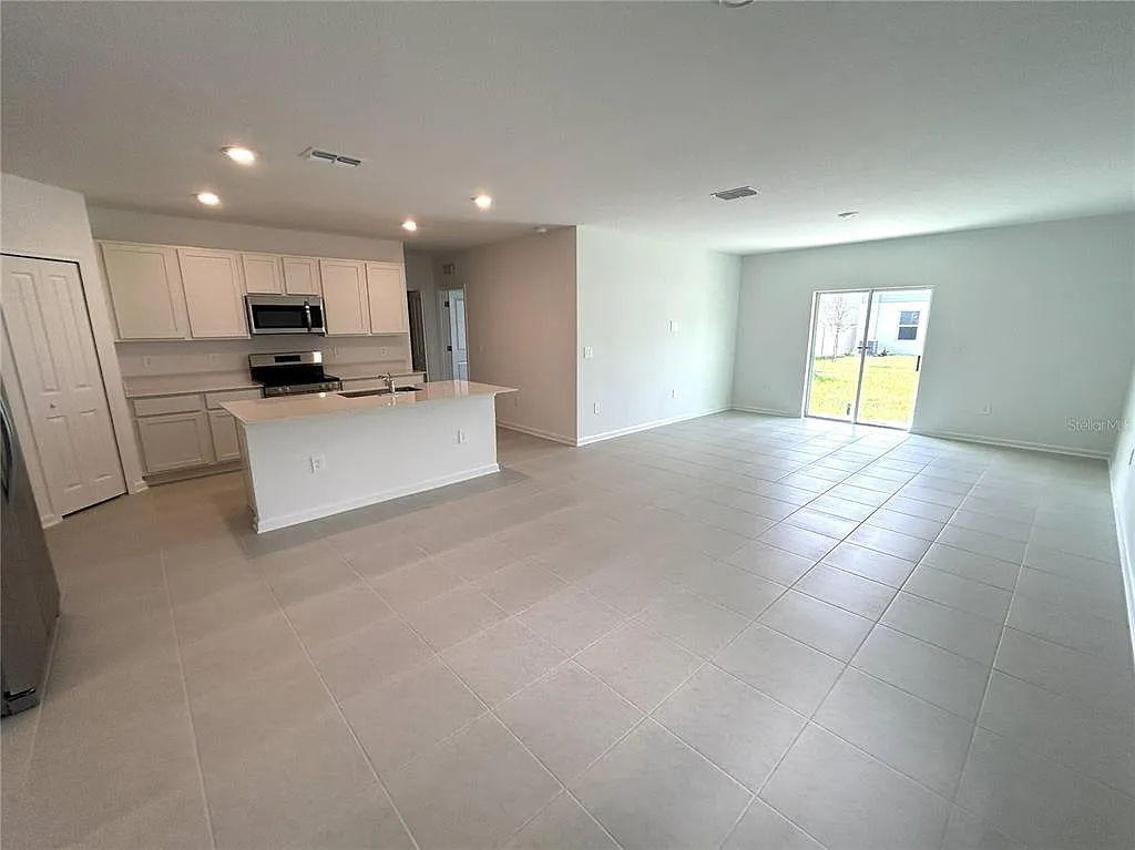 6 bed, 3.0 bath, 2522 sqft, $2,500 — Photo 4