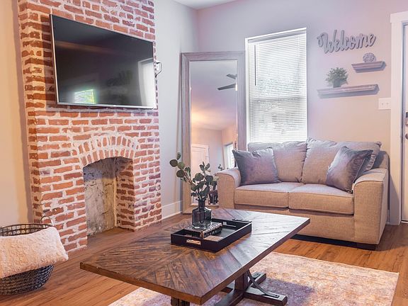 2nd image of 1621-31 Oak St #1623