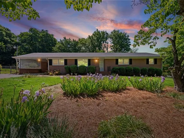 6595 Rollingwood Dr, Clemmons, NC 27012