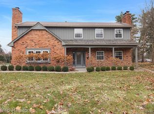 110 N Glengarry Rd, Bloomfield Hills, MI 48301