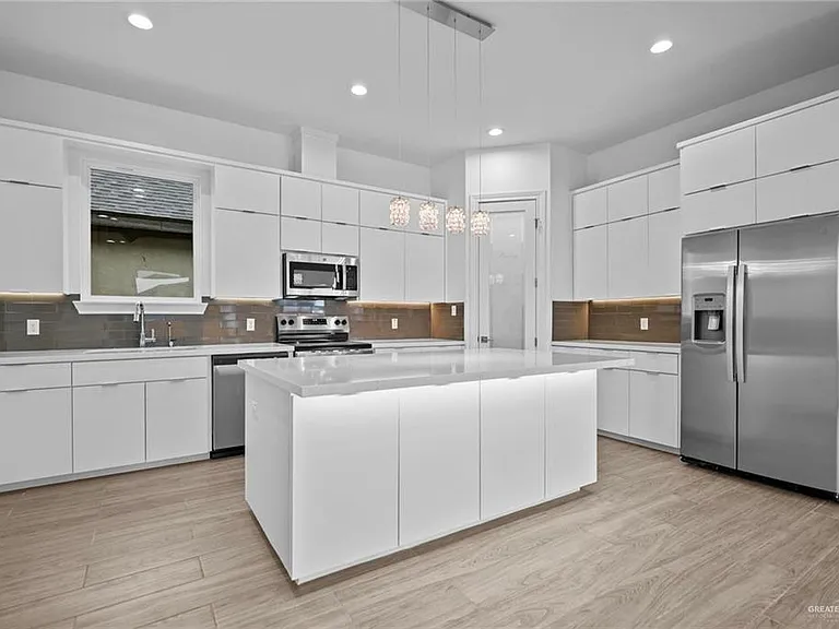 2716 E Conroe Rd — Photo 12